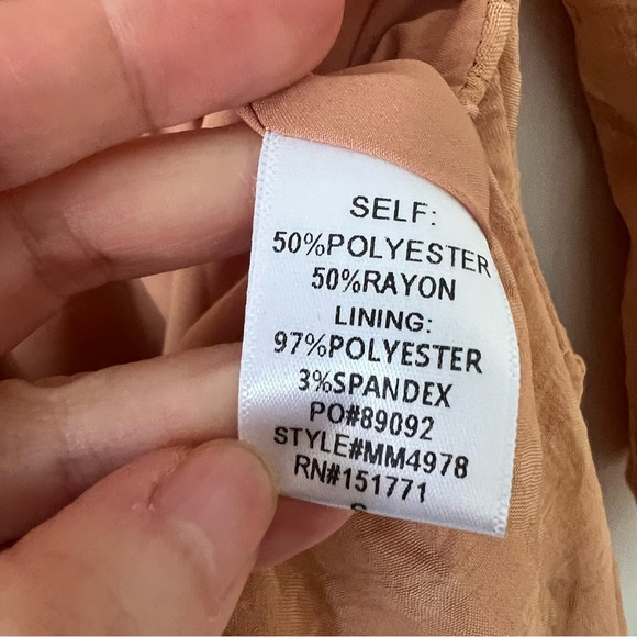 Le Lis Collection Orange Textured Long Sleeve Button Cutout Romper Small NWT - Picture 4 of 8